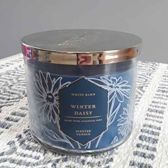New 3 wick winter daisy candle